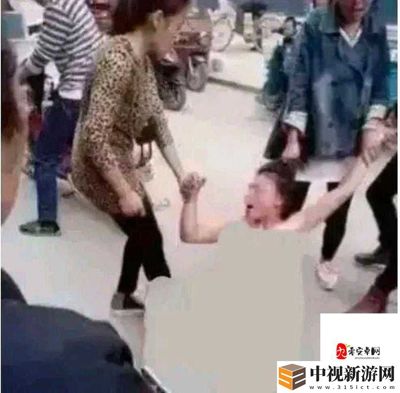 當(dāng)眾被扒開雙腿任人玩弄